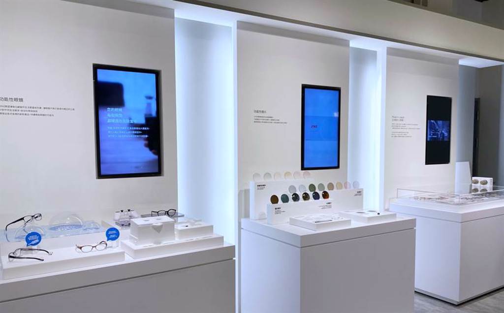 JINS環球桃園A8店展示日本當地研發的最新第8代鏡片，讓民眾能清楚了解不同鏡片的功效。（黃慧雯攝）