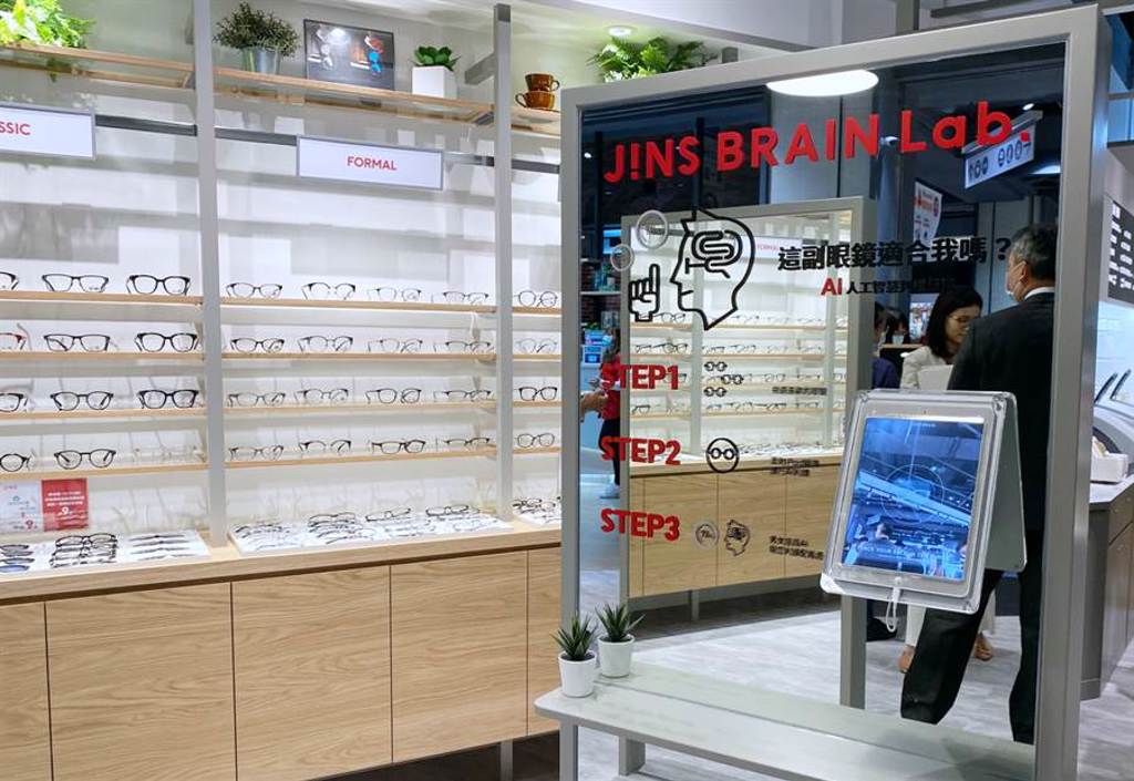 JINS環球桃園A8店內設有JINS BRAIN人工智慧系統，能告訴你從店員角度來看，這款眼鏡與你的適合度有多高！（黃慧雯攝）