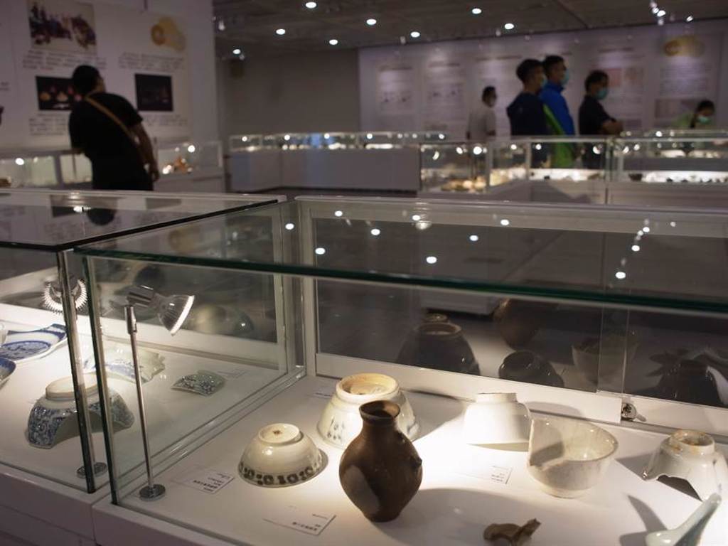 雲林縣北港文化中心展出古笨港出土文物，還原先民生活樣貌。（張朝欣攝）