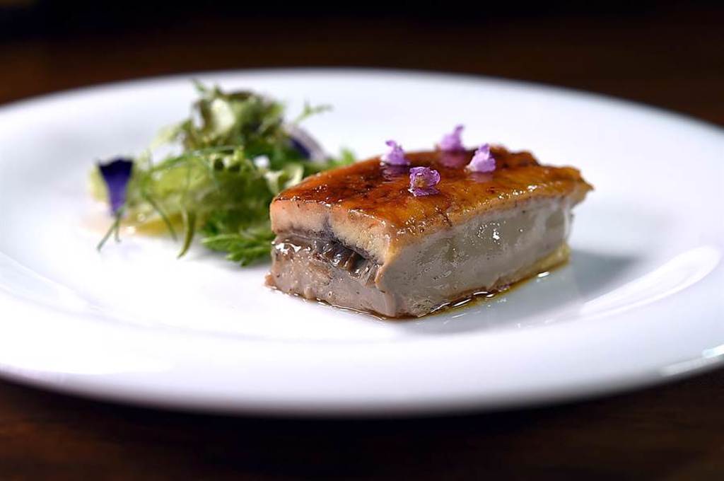 日式烤鰻魚中間夾了雞肝慕斯，〈Podium〉主廚Andy用了水上鄉紫蘇葉和梅山鄉的青梅提味。（圖／姚舜）