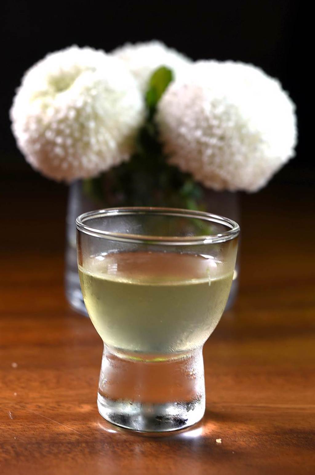 〈Podium〉的〈PERSEUS帕修斯全雞宴〉的清口飲，是用民雄金鑽鳳梨冰滴萃取的鳳梨汁，標榜一顆鳳梨只能萃取6小杯。（圖／姚舜）