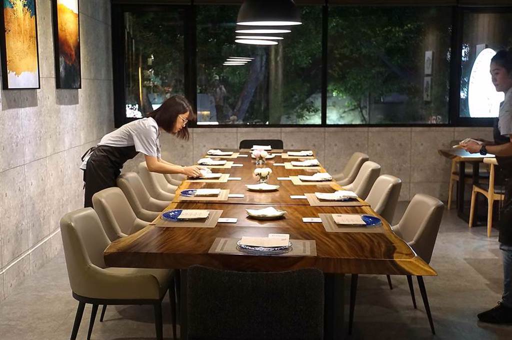 開在台北士林老公寓的〈Podium〉私廚推全雞宴，每個餐期只接待6至10人。（圖／姚舜）