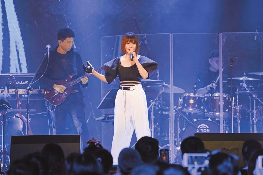 徐若瑄昨舉辦「V Live音樂分享會」，在台上賣力嗨唱。（吳松翰攝）