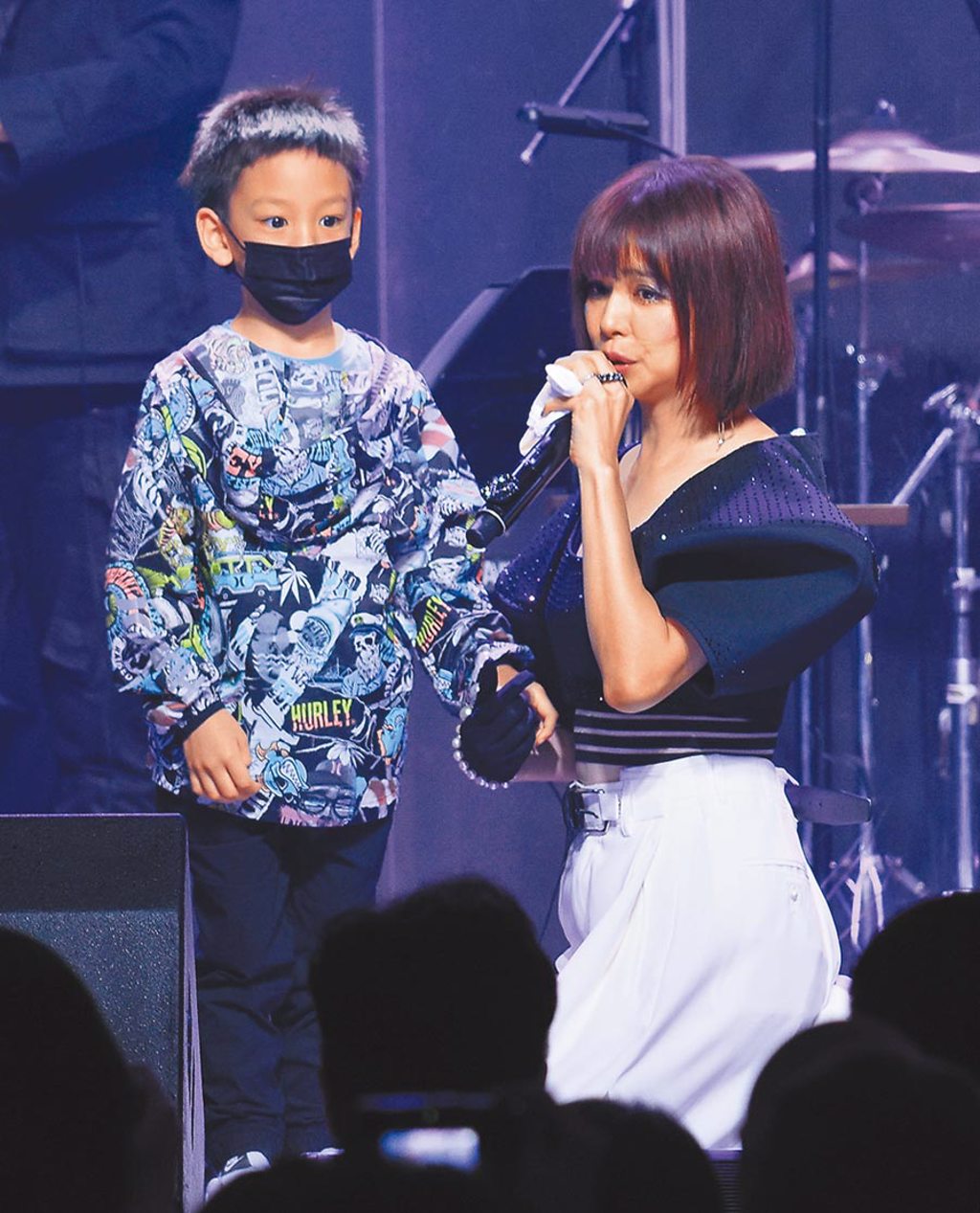 徐若瑄昨舉辦「V Live音樂分享會」，在台上賣力嗨唱。她兒子也來力挺。（吳松翰攝）