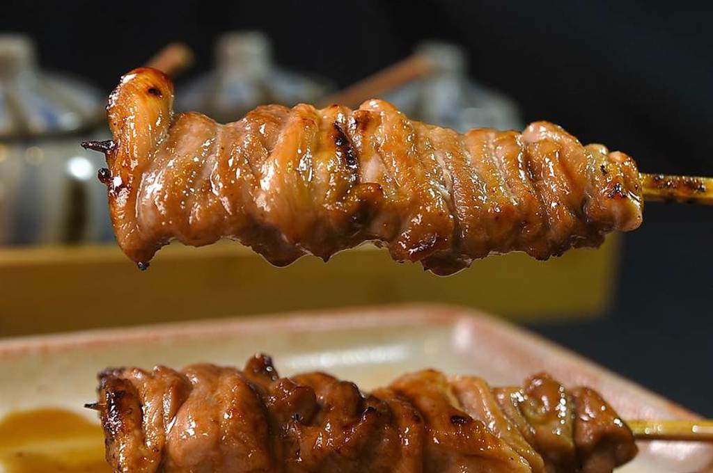 〈鳥喜〉的〈炭烤雞腿肉串〉，是以精湛刀工將雞腿肉片成薄片，再以S型串起，串起的摺痕沾裹獨門醬汁並鎖住肉汁，口感鮮嫩入味。（圖／姚舜）
