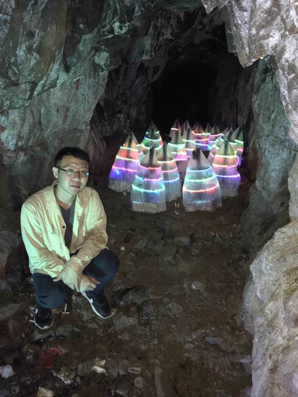 藝術家陳昱榮《礦聲憶韻》，作品蒐集了在地的聲音設置在防空洞中，聲音在洞裡產生特殊的聲響。（吳康瑋攝）