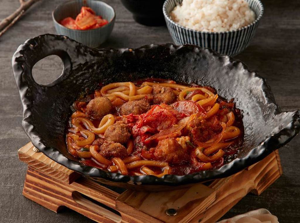 韓式泡菜牛肉鍋膳，微辣韓式泡菜與牛肉搭配，交織出暖心、暖胃的美味。（圖／品牌提供）