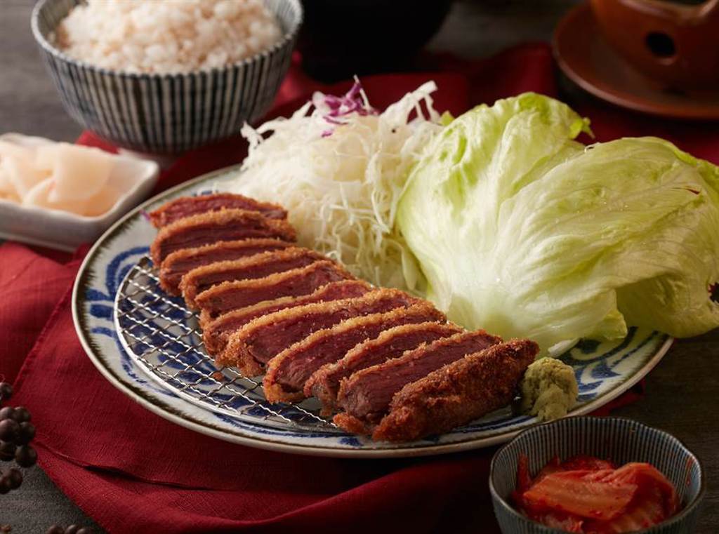 韓風炸牛排，用生菜包覆炸牛排，加上泡菜、蒜片，展現韓式炸牛排多元吃法。（圖／品牌提供）