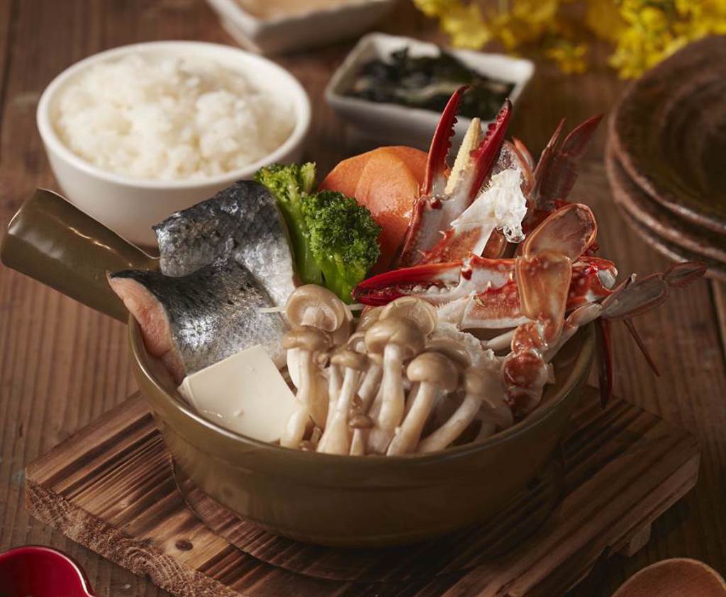 日式石狩鍋來自於日本北海道石狩地區漁夫們的伙食餐，由鮭魚、蟹及蔬菜加入味噌調味鮞成。（圖／品牌提供）