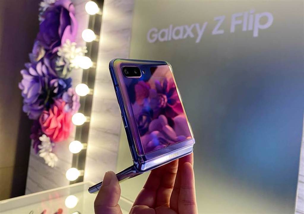 三星Galaxy Z Flip（4G版）採用類似粉餅盒的造型，鎖定熱愛追求時尚的族群。（黃慧雯攝）