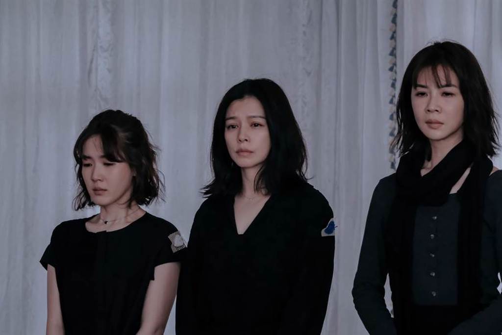 孫可芳（左起）、徐若瑄、謝盈萱在《孤味》中飾演三姊妹。（威視電影提供）