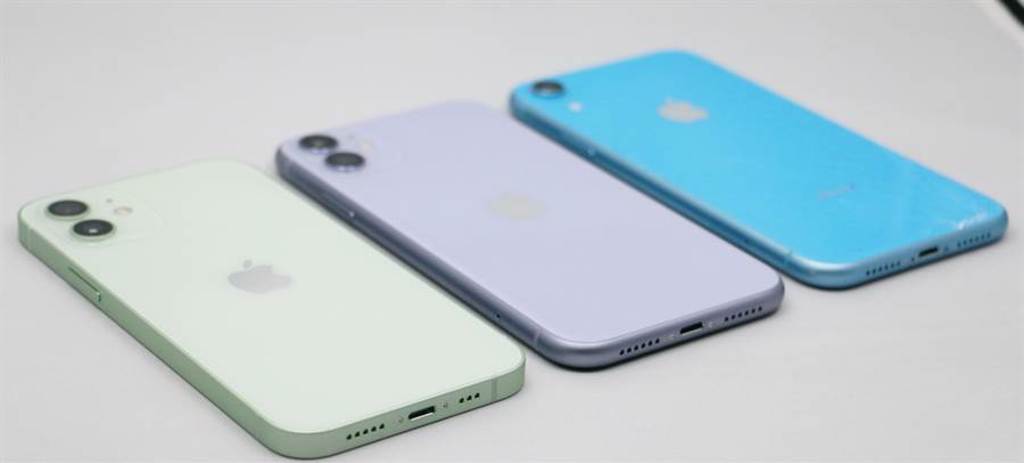 iPhone 12（綠色），與iPhone 11（紫色）、iPhone XR(藍色）對比。（黃慧雯攝）