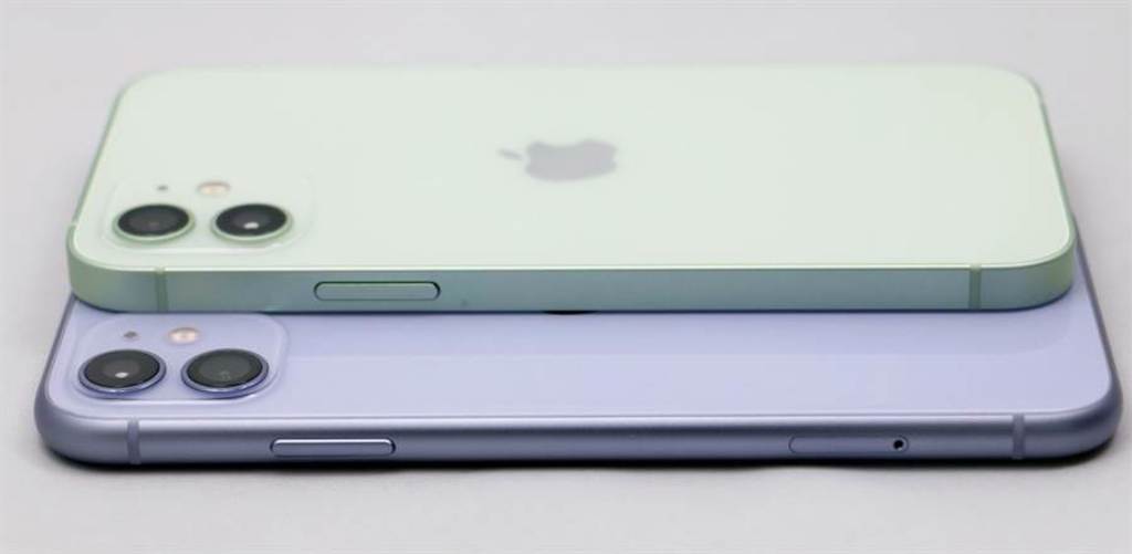 iPhone 12（綠色）、iPhone 11（紫色）對比。（黃慧雯攝）
