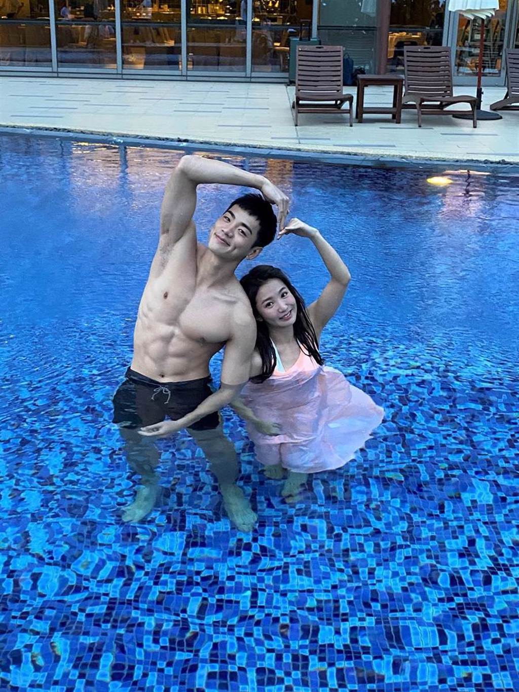 郭書瑤和禾浩辰在泳池戲水。（迪克斯娛樂提供）
