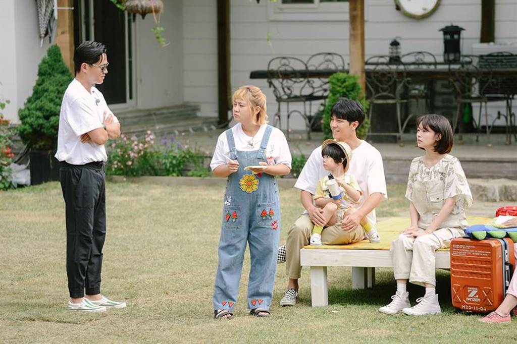 《小森林》四位主持人(左起)李瑞鎮、朴娜勑、李昇基、沼珉與萌娃初見面。(圖/中天娛樂台提供)