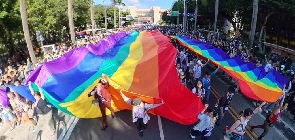 第18屆台灣同志遊行31日在巨幅彩虹旗帶領下從台北市政府出發。（姚志平攝）