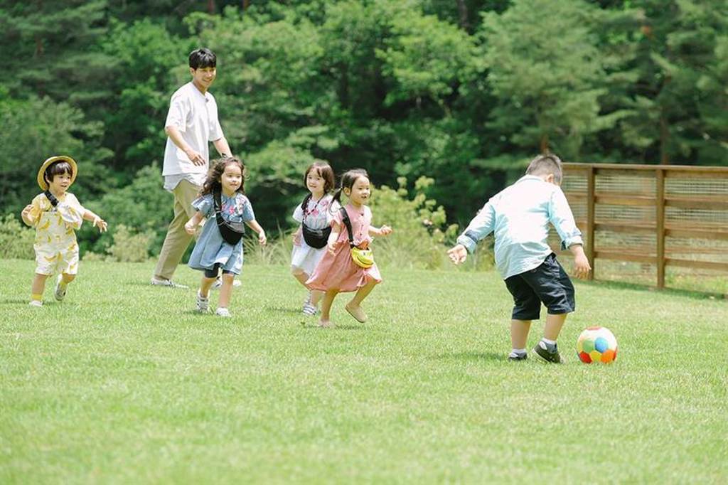《小森林》李昇基 X小孩們在大草皮上玩耍。（中天娛樂台提供）