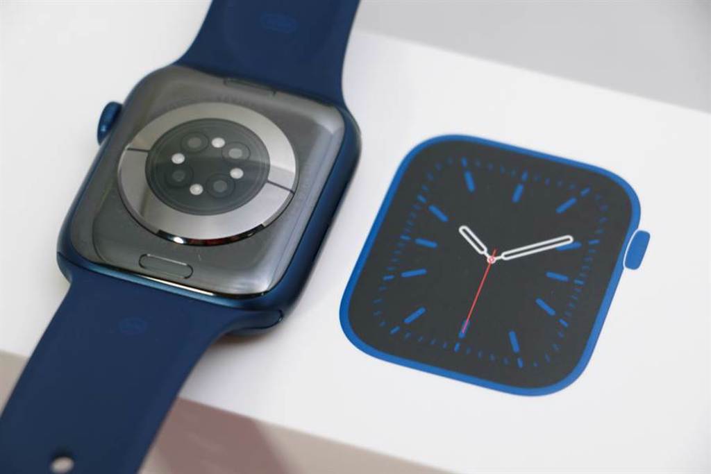 Apple Watch Series 6背面感測器明顯與先前款式不同。（黃慧雯攝）