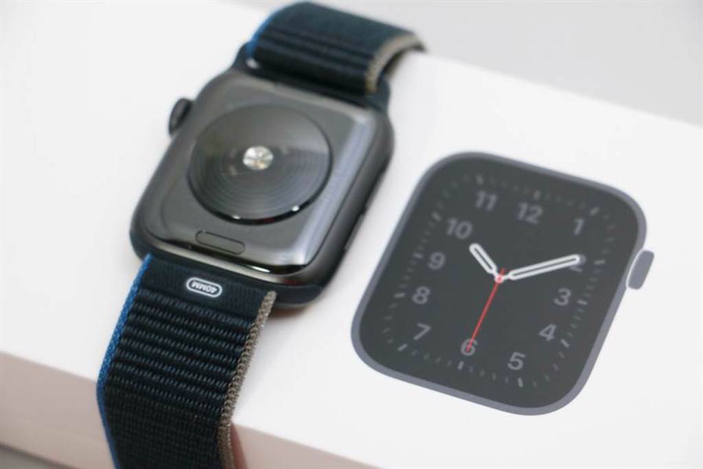 Apple Watch SE背面感測器。（黃慧雯攝）
