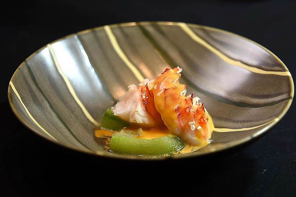 〈初魚 鐵板料亭〉的鐵板龍蝦是與在鐵板上煎熟的絲瓜搭配，並用龍蝦海膽醬提味。（圖／姚舜）