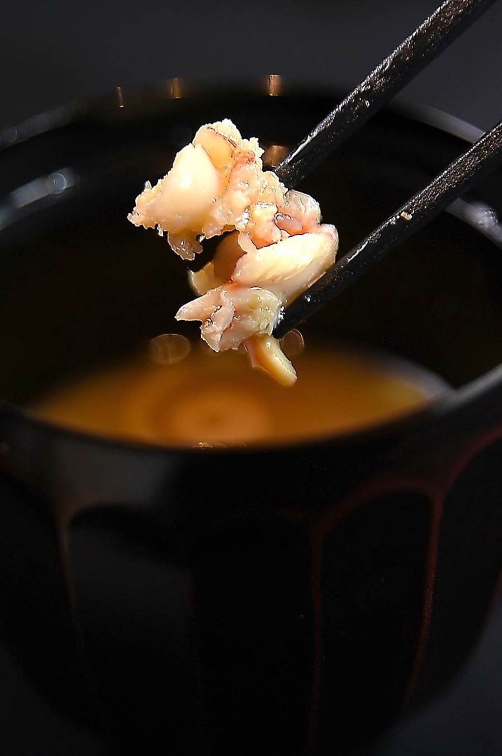 〈初魚 鐵板料亭〉的〈味噌湯〉，除了用大量魚骨與蝦頭，熬煮時還下了蔬菜和龍蝦肉，風味醇厚。（圖／姚舜）