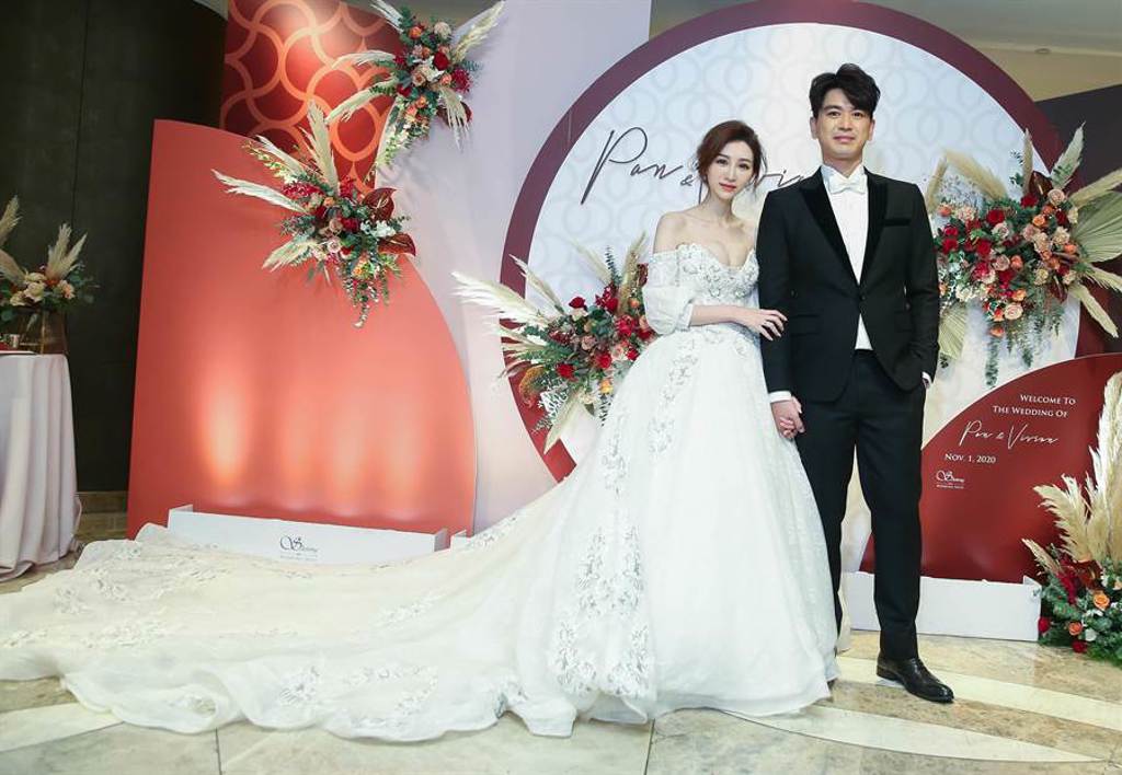 潘逸安與老婆Vivian盡在台北補辦婚宴。（粘耿豪攝）