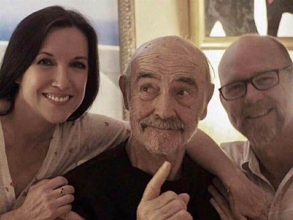 史恩康納萊（中）與兒子傑森及其伴侶費歐娜去年歡度89歲大壽。（摘自推特）