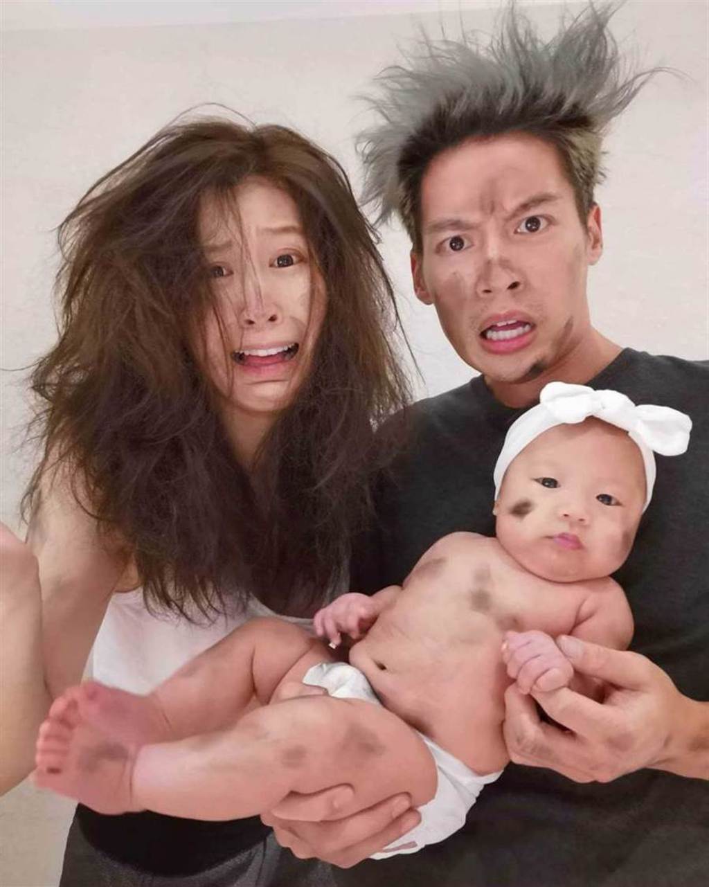 趙孟姿34歲生日時，許孟哲特別以「炸彈炸出小寶寶」為題，曬出逗趣的全家福照。（圖／翻攝自許孟哲臉書）