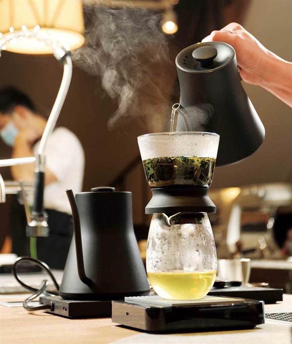 在「Wangtea Lab」可品飲類似咖啡手沖方式處理的手沖茶。（圖／于魯光攝）