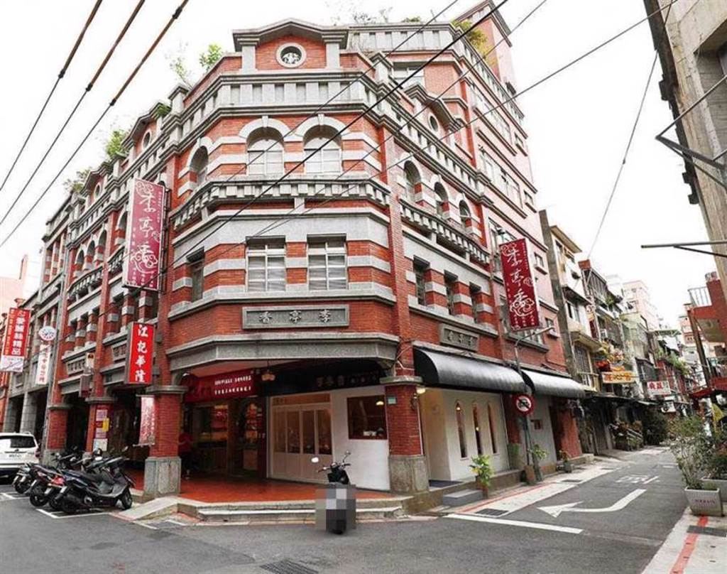 「李亭香」的店面變年輕化後，與上方紅磚建築形成有趣對比。（圖／于魯光攝）