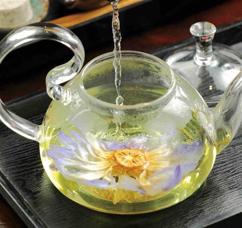 可看見整朵蓮花的「蓮花茶」，甘苦交織，套餐還附3樣傳統茶點甜甜嘴。（蓮花茶套餐250元）（圖／于魯光攝）