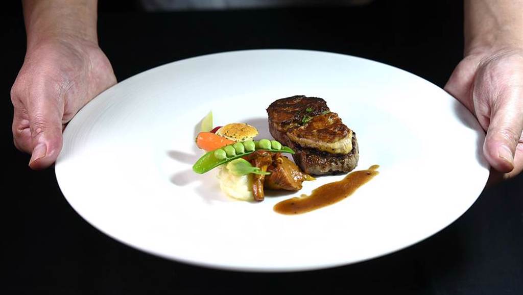 〈海峽會〉以店中店型式新開〈Salle d'Antoine安東法式料理〉餐廳，主攻帶有日式和風元素的當代法式料理。（圖／姚舜）