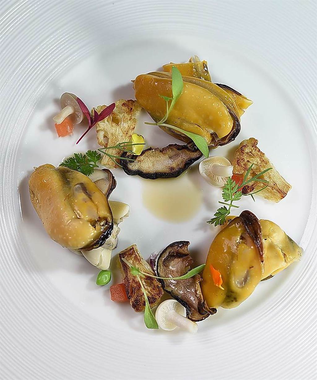 秋天是馬祖淡菜最肥美的季節，海峽會〈Salle d'Antoine安東法式料理〉套餐菜單有〈馬祖淡菜．油封花椰菜．原味高湯〉讓食饕品嘗當令豐美食材。（圖／姚舜）