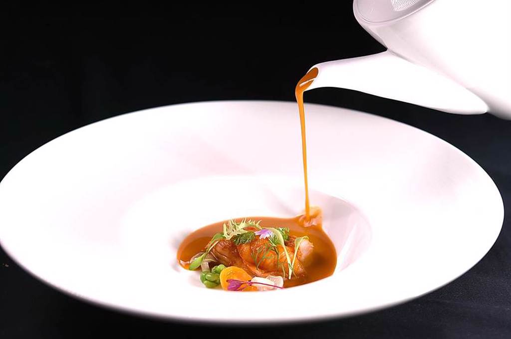 海峽會〈Salle d'Antoine安東法式料理〉的〈奶油龍蝦湯〉的湯頭，是用大量龍蝦頭和龍蝦殼熬煮，碗內並有整塊龍蝦肉搭配。（圖／姚舜）