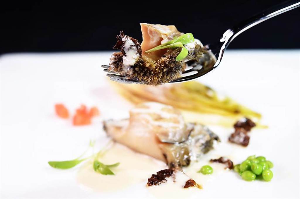 海峽會〈Salle d'Antoine安東法式料理〉的〈嫩燜南非鮑魚佐羊肚菌醬汁〉，吃的是鮑魚柔嫩彈Q口感與羊肚菌的濃香。（圖／姚舜）