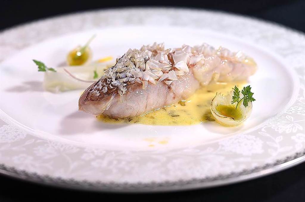 海峽會〈Salle d'Antoine安東法式料理〉的〈香煎馬頭魚〉，是以時下流行的「立鱗」手法演繹。（圖／姚舜）