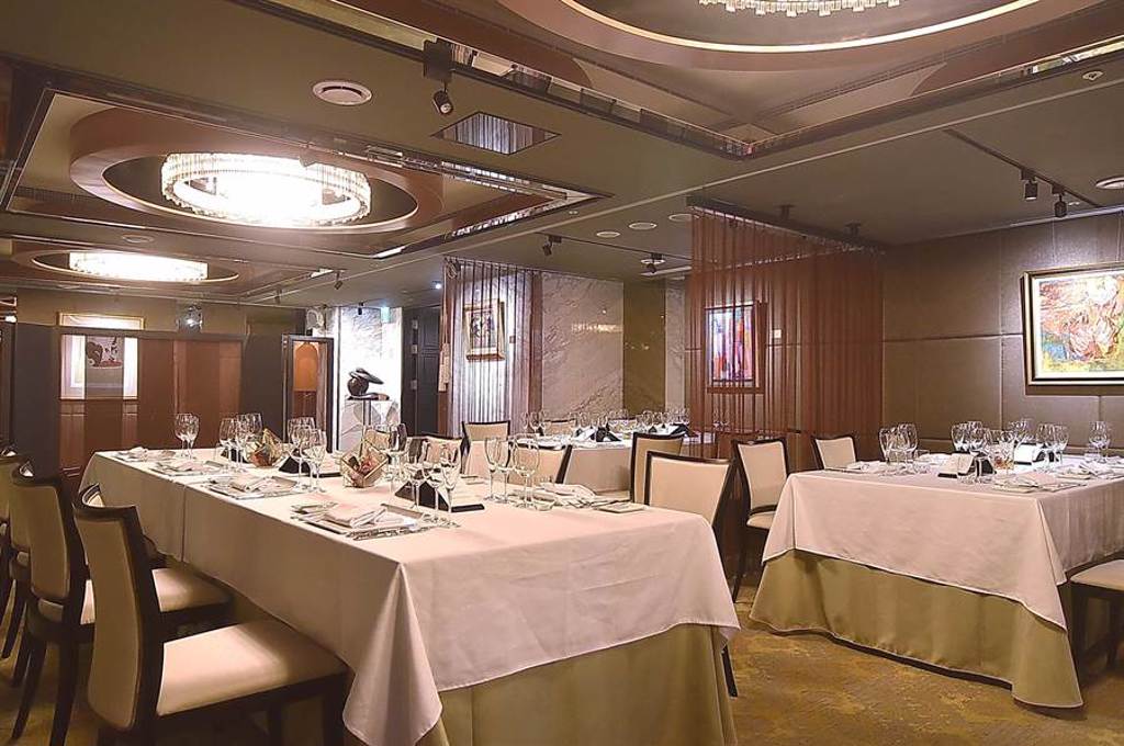 蔡辰男與國內企業領袖合股投資的〈海峽會〉新設〈Salle d'Antoine安東法式料理〉用餐區，共有51個客席座位。（圖／姚 舜）