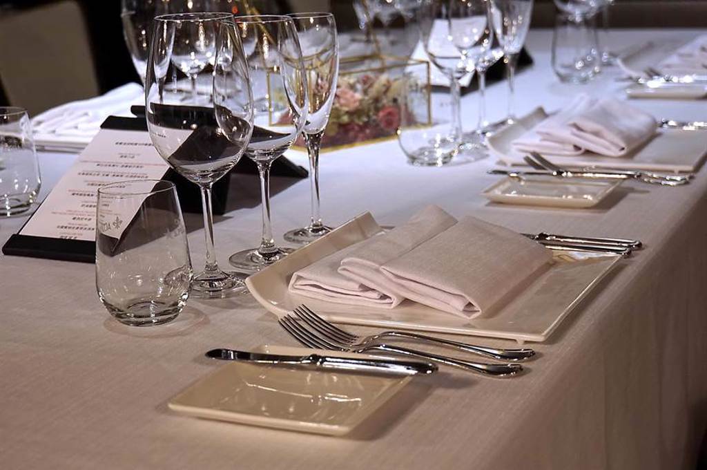 海峽會〈Salle d'Antoine安東法式料理〉的Table Setting完全比照正統法式Fine Dining餐廳的規格。（圖／姚舜）