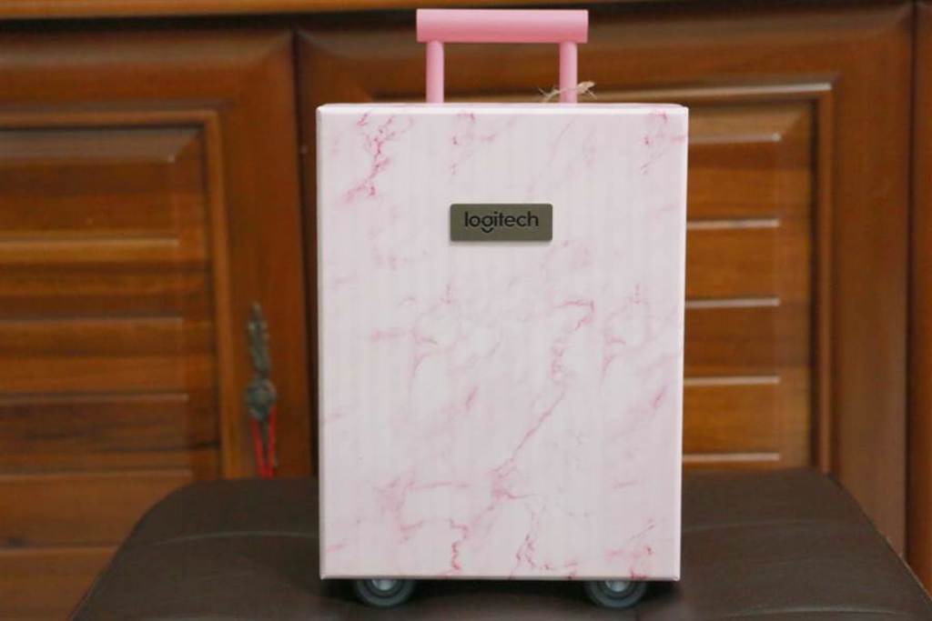 羅技旗艦級滑鼠MX Anywhere 3禮盒外型有如小型的行李箱。(黃慧雯攝) 