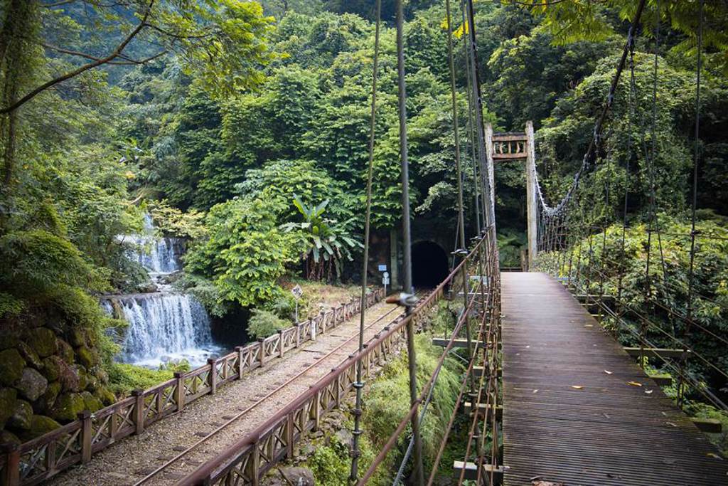 嘉義縣11、12月推出「觀音瀑布特色小旅行」，帶領遊客走訪獨立山步道。（賴國華攝）