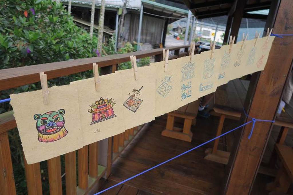 「觀音瀑布特色小旅行」，帶領遊客體驗金獅村傳統製紙工藝。（嘉義縣政府提供）