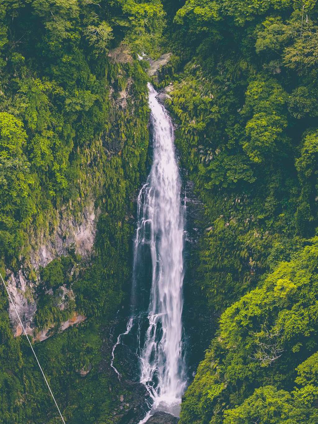 觀音瀑布水流如飛瀑一般從高山頂峰直瀉而下，因瀑布形似觀音而得。（柯發壽攝）
