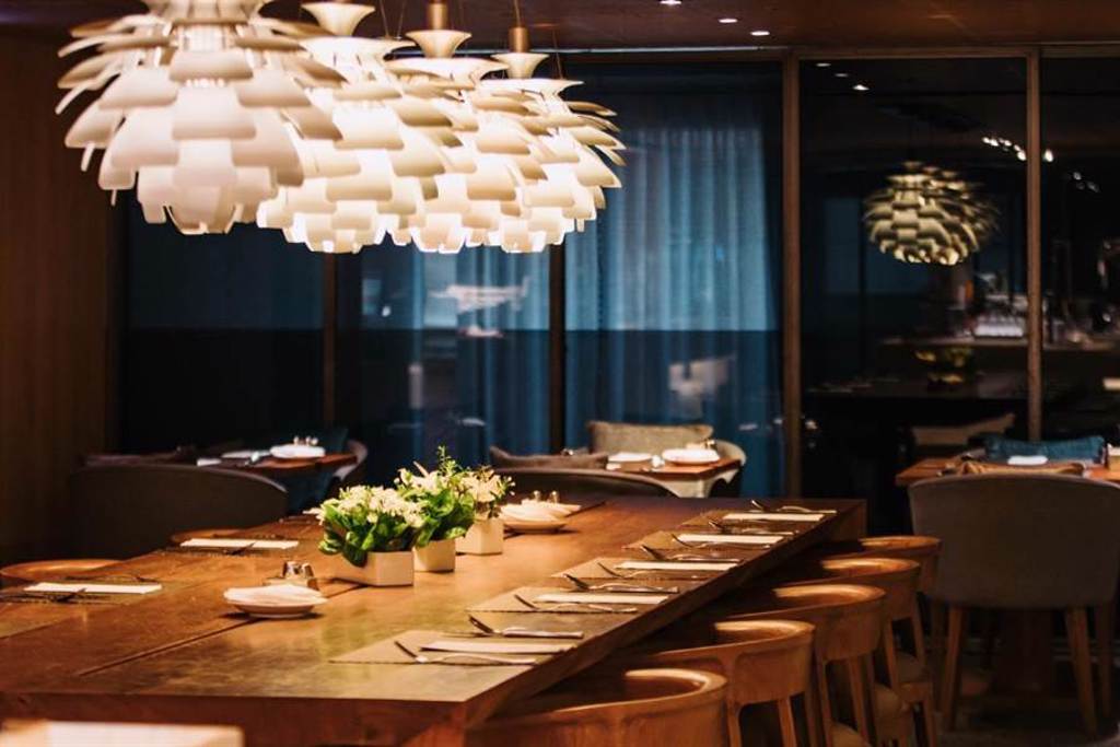 GUSTOSO義大利餐廳採用沉穩的色調搭配原木色傢俱，窗外緊鄰敦南綠蔭景色，營造舒適的用餐空間。（國泰飯店觀光事業提供）