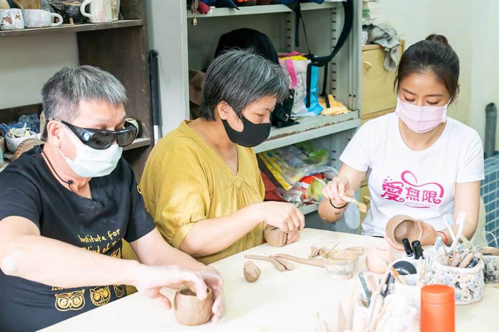愛無限公益大使林心如跟著陶藝課老師與視障朋友一起上陶藝課程。（TVBS提供）