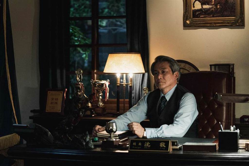 實力派華裔演員羅光旭飾演90年代翠華中學「沈敬校長」。（公視提供）