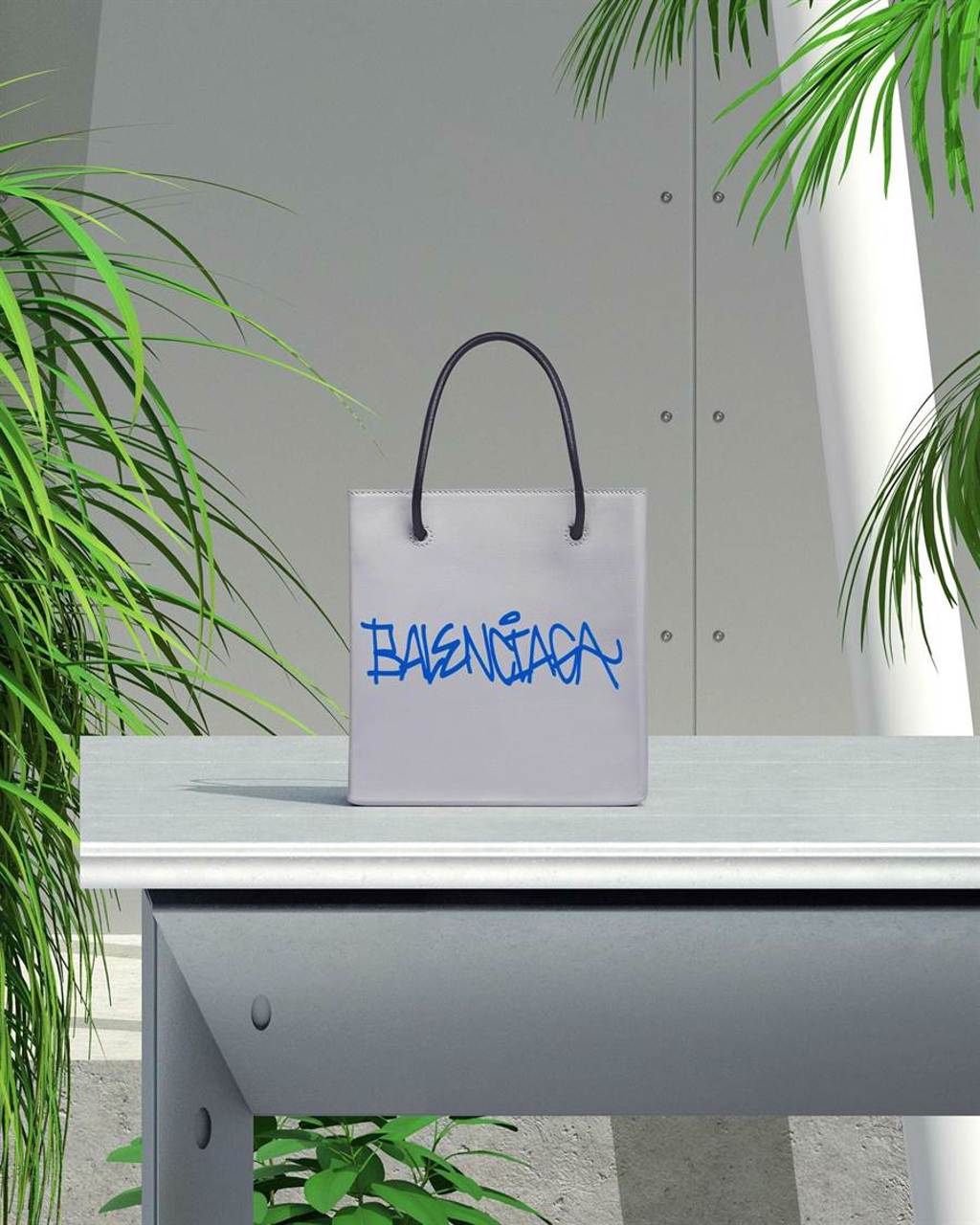即日起至8日，Balenciaga台北SOGO BR4店推出特選包款與小皮件塗鴉訂製服務。（Balenciaga提供）