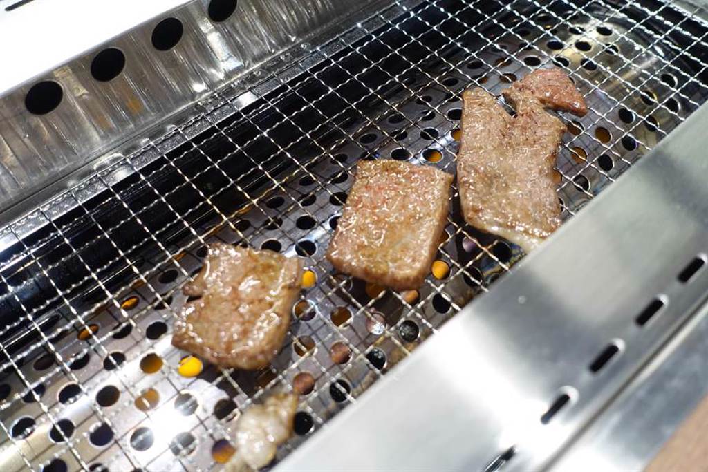 「上村牧場」為日本和牛吃到飽的燒肉餐廳，董事長推薦必點「薩摩牛」。（黃采薇攝）