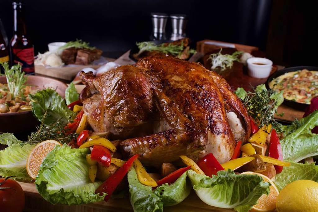 ABV美式餐酒館在感恩節期間，推出5公斤大份量的美味烤火雞，搭配美式鄉村菜餚組合成10~15人份的「火雞大餐」。（圖／品牌提供）