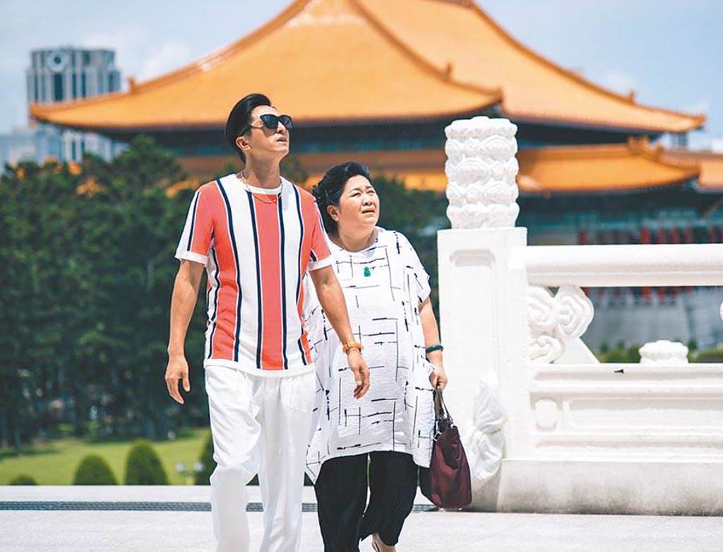 王少偉（左）在《我的婆婆怎麼那麼可愛》中飾演鍾欣凌二兒子，無時無刻都想跟媽要錢。（公視提供）