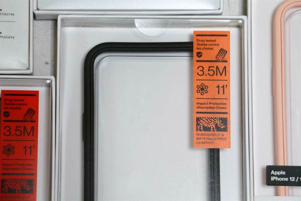 犀牛盾iPhone 12系列保護殼的包裝略與過去不同，點出了防摔性能。（黃慧雯攝）